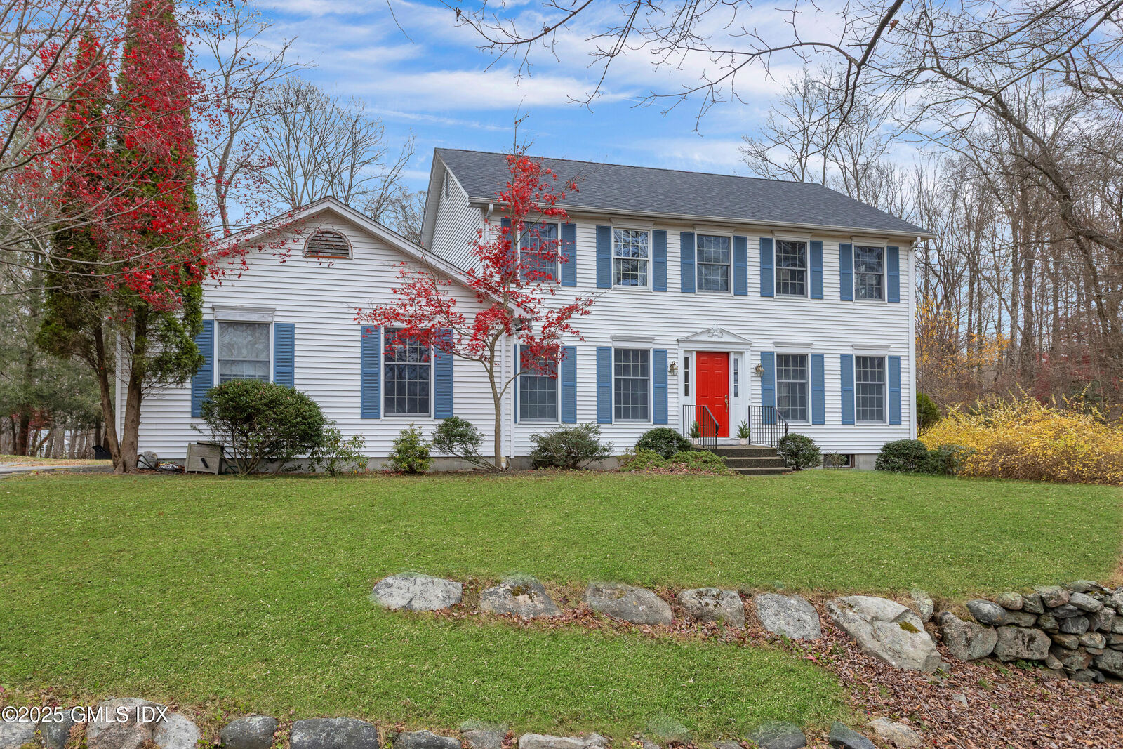 Property Photo:  105 N Stamford Road  CT 06903 