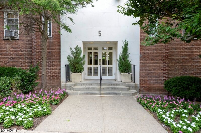 Property Photo: 5 Roosevelt Pl 1F NJ 07042