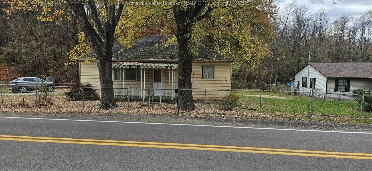 Property Photo:  122 Cross Lanes Drive  WV 25143 