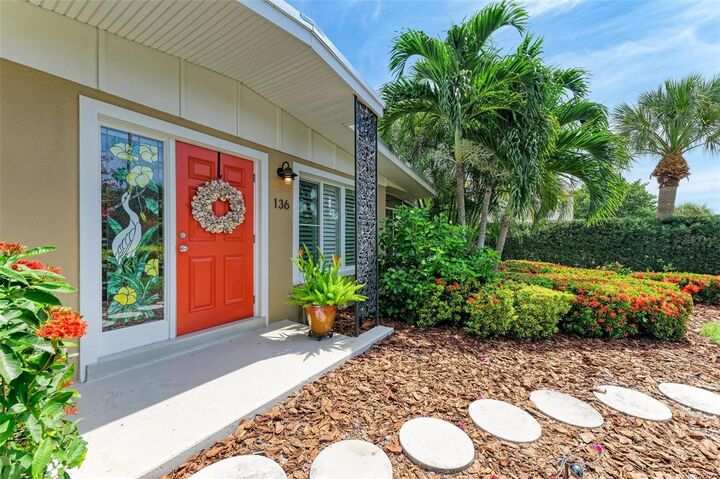 Property Photo: 136 Crescent Dr FL 34216