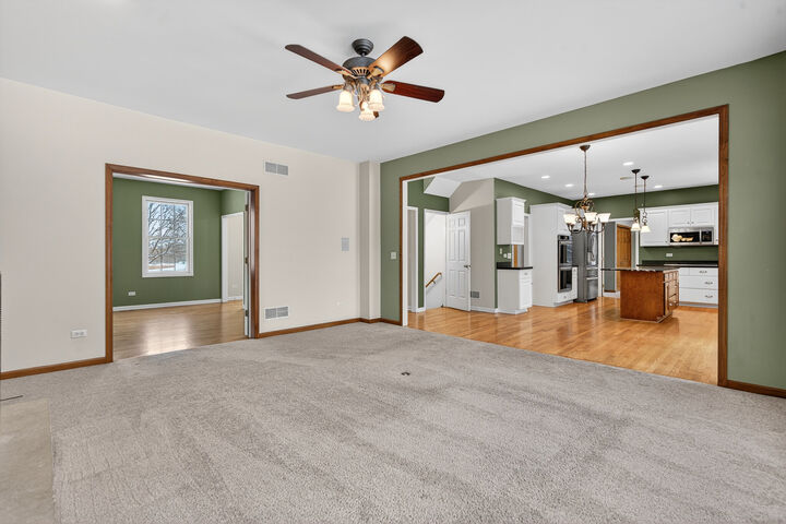 Property Photo: 440 Lathem Street IL 60510