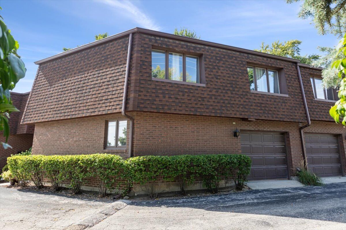 Property Photo:  414 S Dee Road  IL 60068 