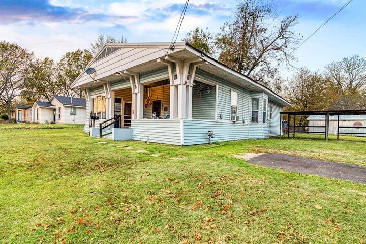 Property Photo:  1347 E Houston Street  TX 75460 