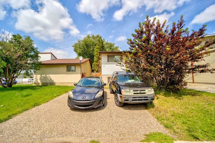 Property Photo:  3 Columbia Place W  AB T1K 5A8 