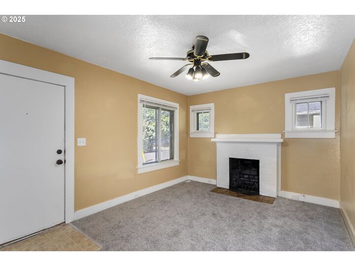 Property Photo:  6922 SE Ramona St  OR 97206 