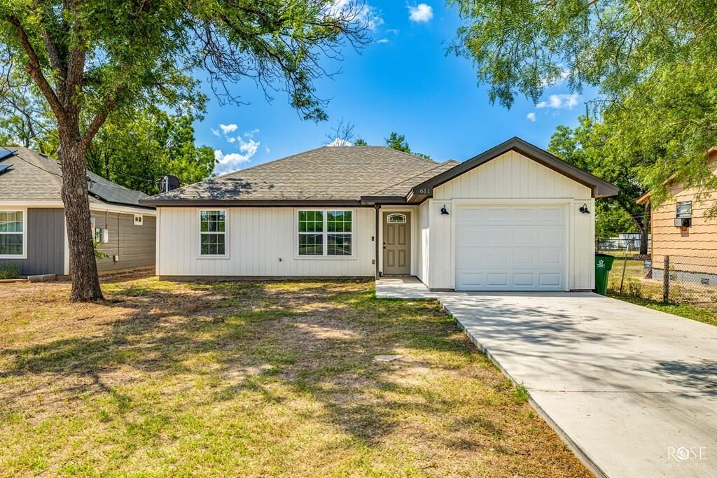 Property Photo: 611 E 25th St TX 76903