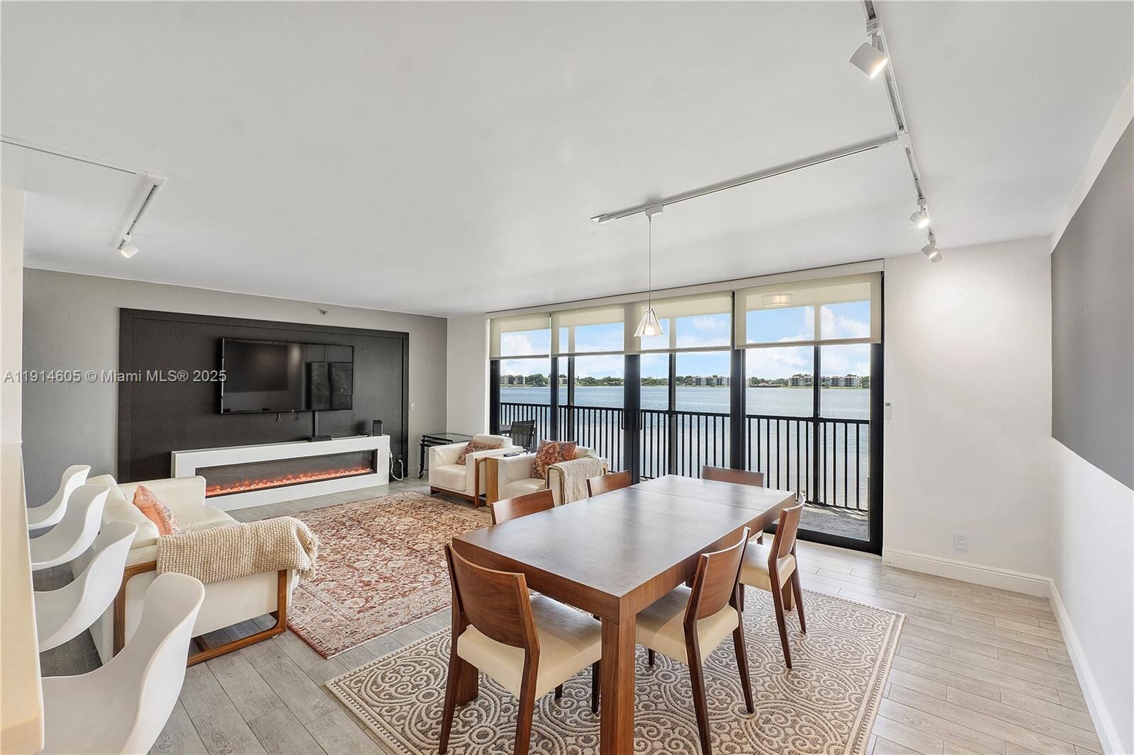 Property Photo:  105 Lake Emerald Dr 216  FL 33309 