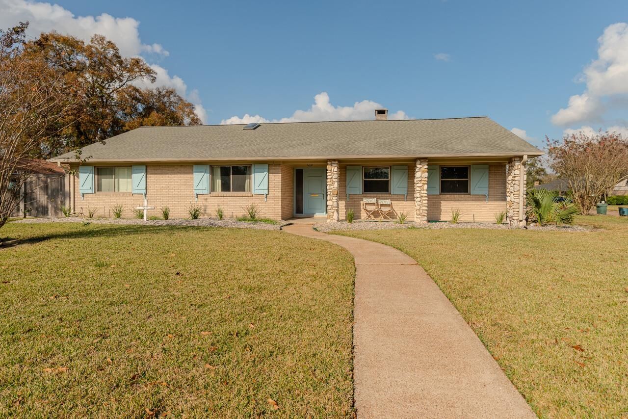Property Photo:  5710 Pickwick Lane  TX 77706 