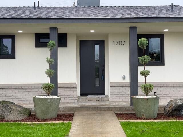 Property Photo: 1707 W Whitendale Avenue CA 93277