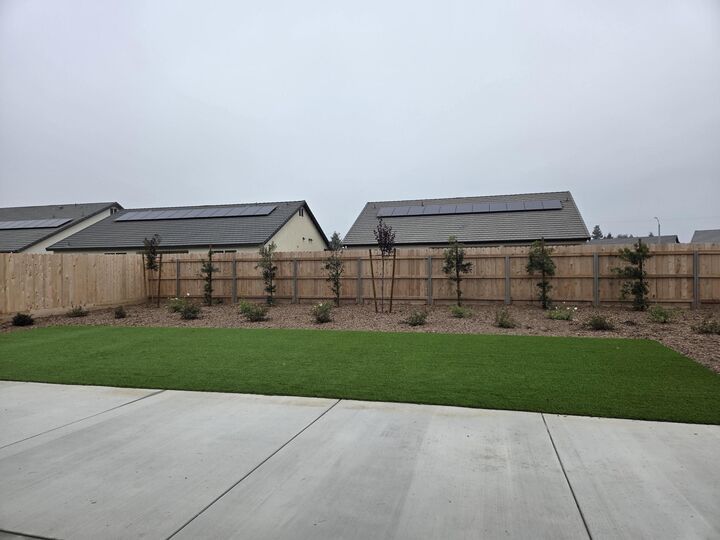 Property Photo: 5006 W Oakridge Court Syc 76 CA 93291