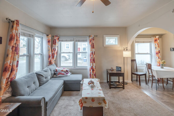 Property Photo:  909 E Avenue E  ND 58501 