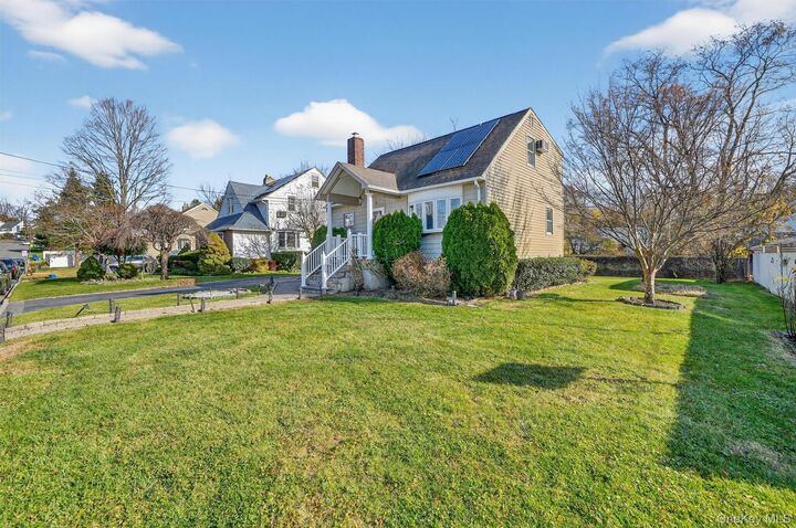 Property Photo:  8 Robbins Avenue  NY 10523 