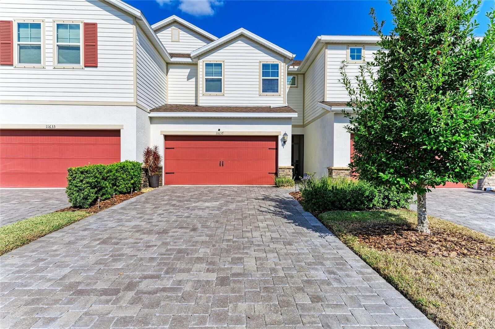 Property Photo: 11637 Woodleaf Drive FL 34211