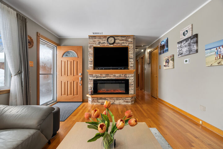 Property Photo: 8232 S Ferdinand Avenue IL 60455