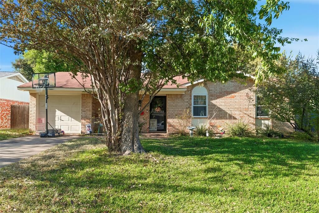 Property Photo:  562 W Ferndale Lane  TX 75052 