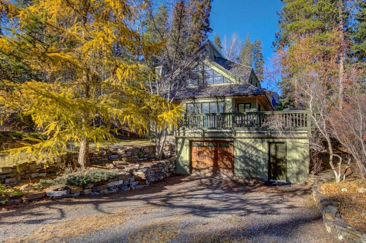 Property Photo:  1050 Rundleview Drive  AB T1W 2P7 