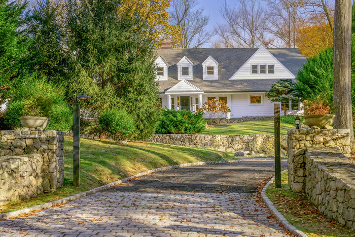 Property Photo:  10 Woodhill Road  CT 06897 