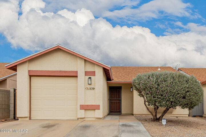 Property Photo: 1636 W Cochran Street AZ 85746