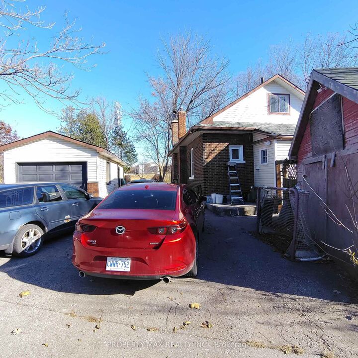 Property Photo: 304 West Scugog Lane ON L1C 3K2