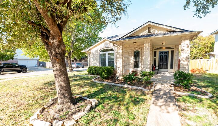 Property Photo: 1416 Roxannes Run TX 78660