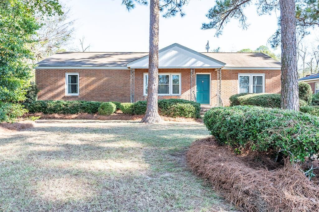 Property Photo:  2021 West Broad Avenue  GA 31707 