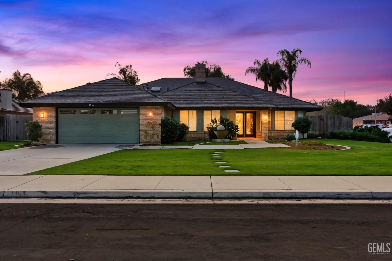 Property Photo: 14113 Wellington Court CA 93314