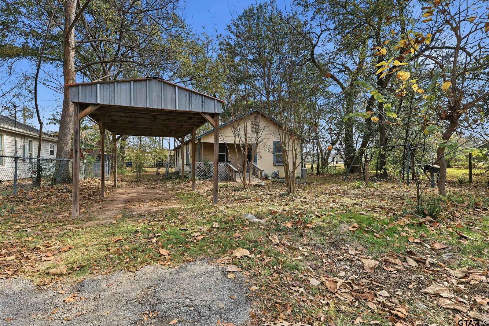 Property Photo:  409 N Henry  TX 75771 