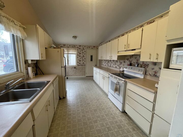 Property Photo: 408 Hampden Ct IA 51104