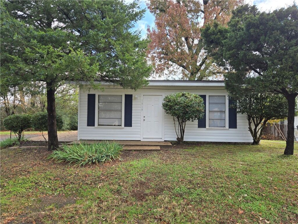 Property Photo: 1319 S Houston Avenue AR 72801