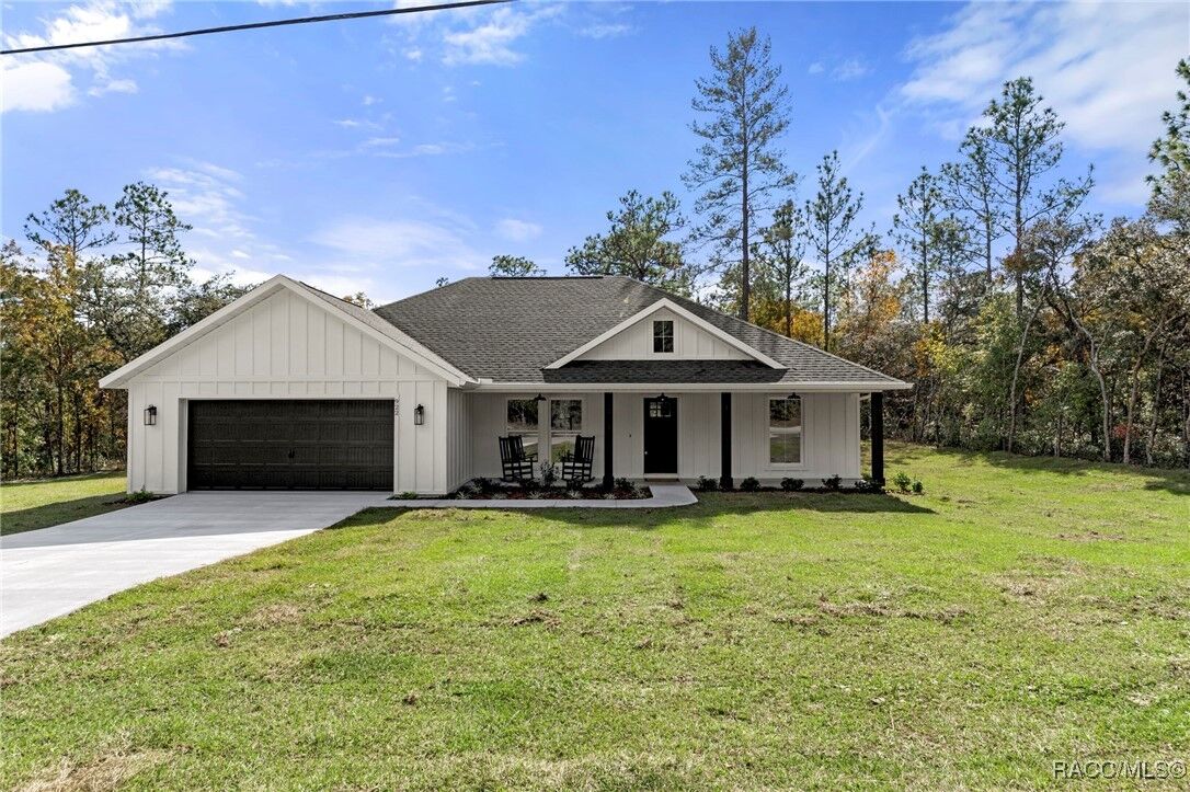 Property Photo: 922 E Hobart Lane FL 34442