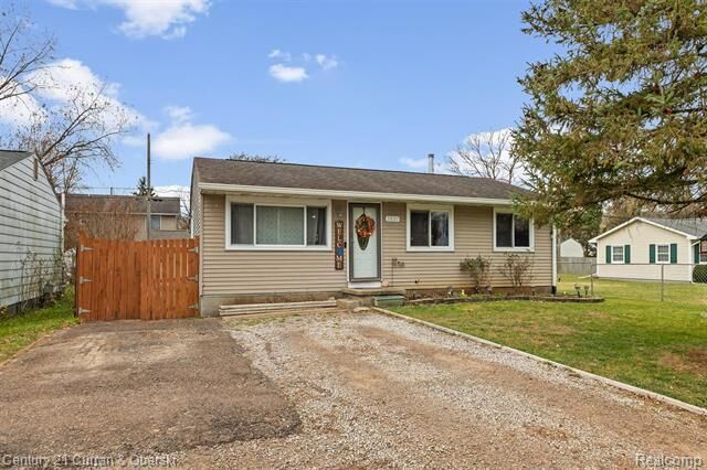 Property Photo: 3021 Woodlawn Street MI 48390