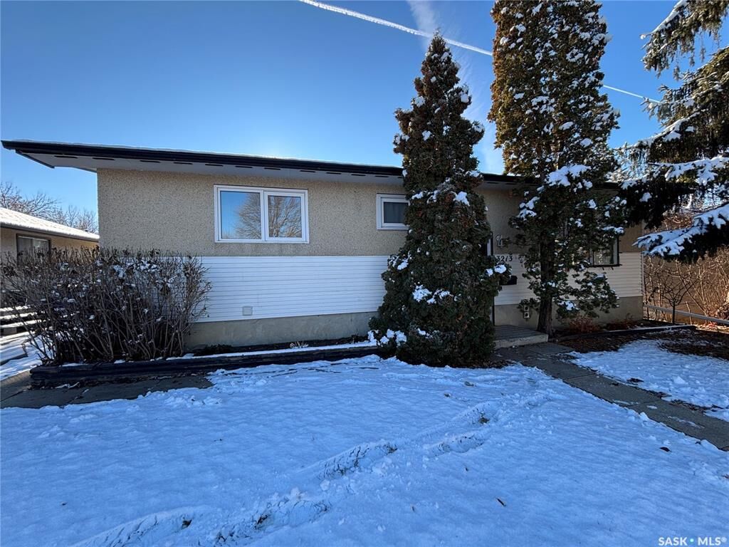 Property Photo:  3213 33rd Street W  SK S7L 4R1 