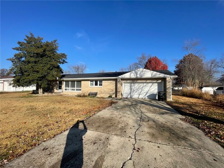 Property Photo: 707 Meadows Street IL 62411