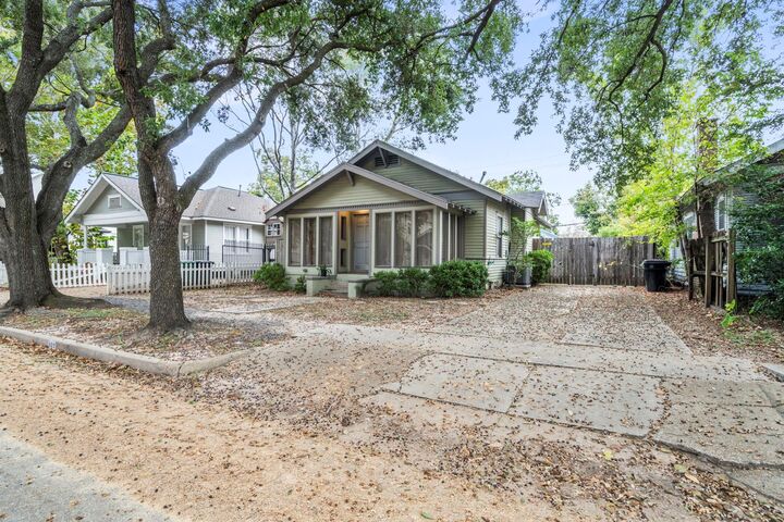 Property Photo: 909 Bayland Avenue TX 77009
