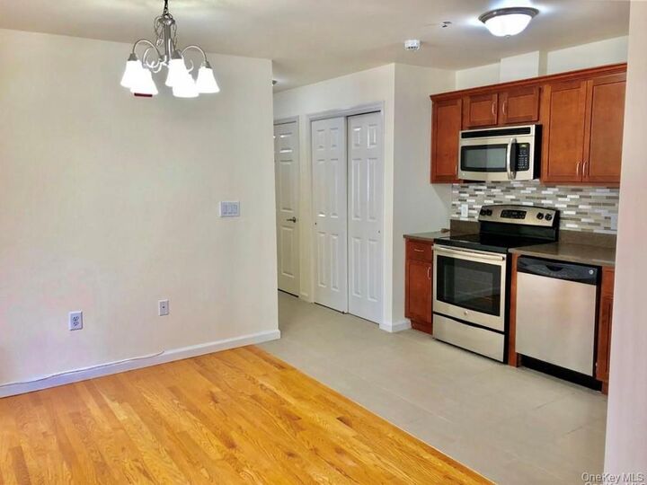 Property Photo:  160 Chatterton Avenue 1A  NY 10606 