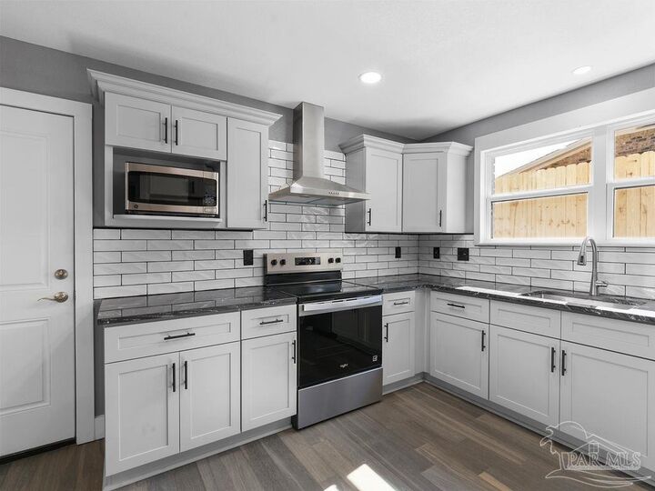 Property Photo: 51 N 60th Ave FL 32506