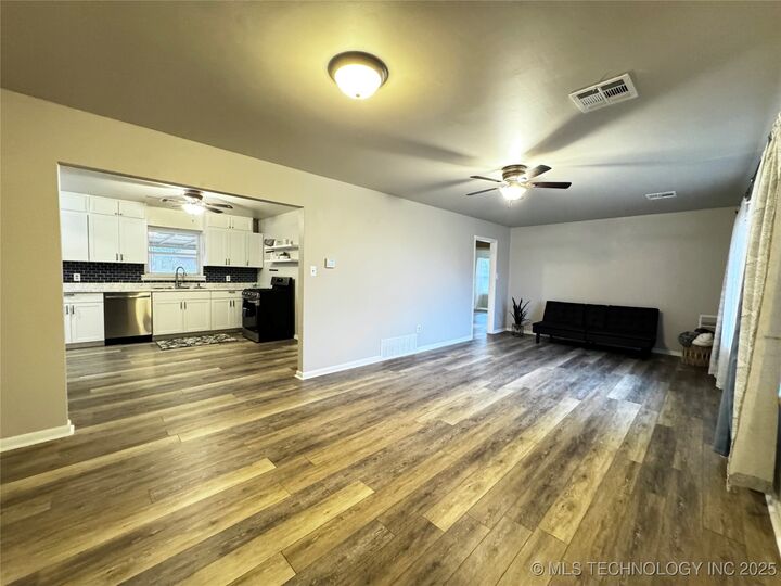 Property Photo: 1436 E Broadway Street OK 74023