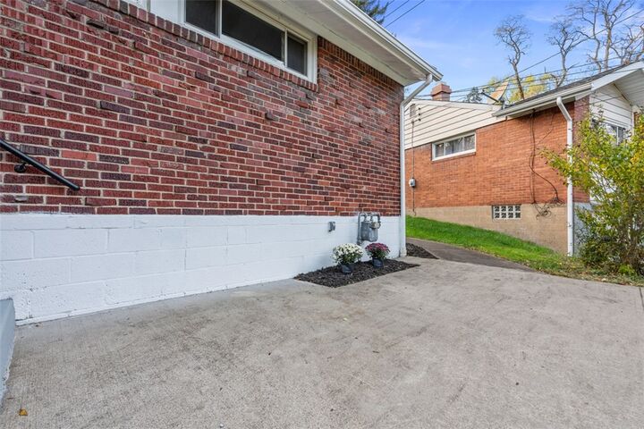 Property Photo:  429 Elwood Dr  PA 15235 