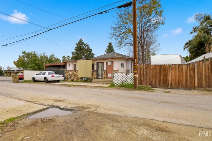 2106 E Street  Bakersfield CA 93301 photo