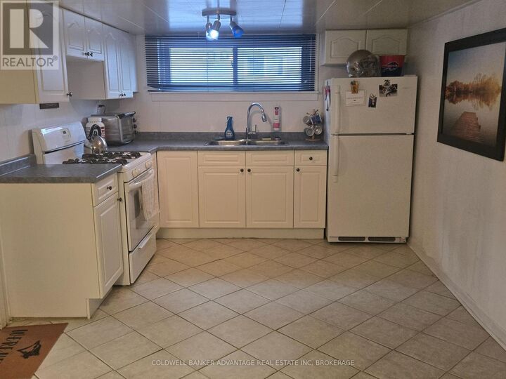 Photo de la propriété:  43 Golden Boulevard West Lower  ON L3B 1H3 