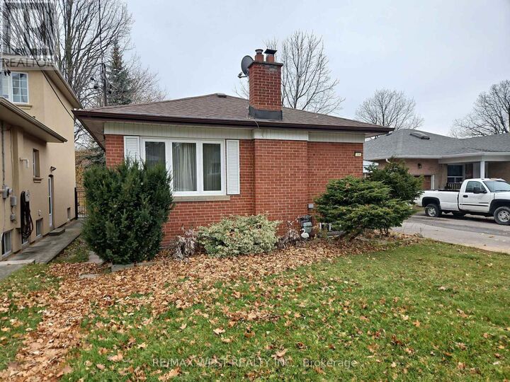 Property Photo:  30 Golfwood Heights  ON M9P 3M1 