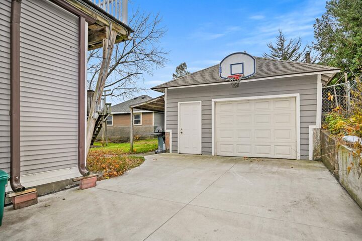 Property Photo: 1018 W 5th Street IA 52001