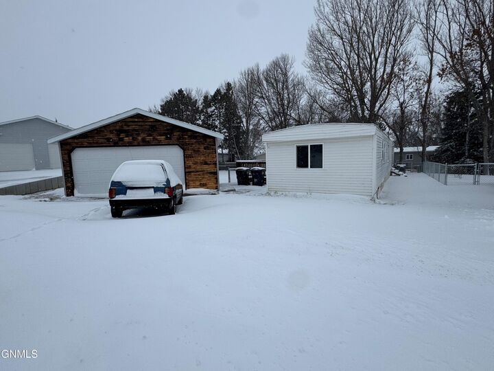 4501 Columbus Court  Mandan ND 58554 photo