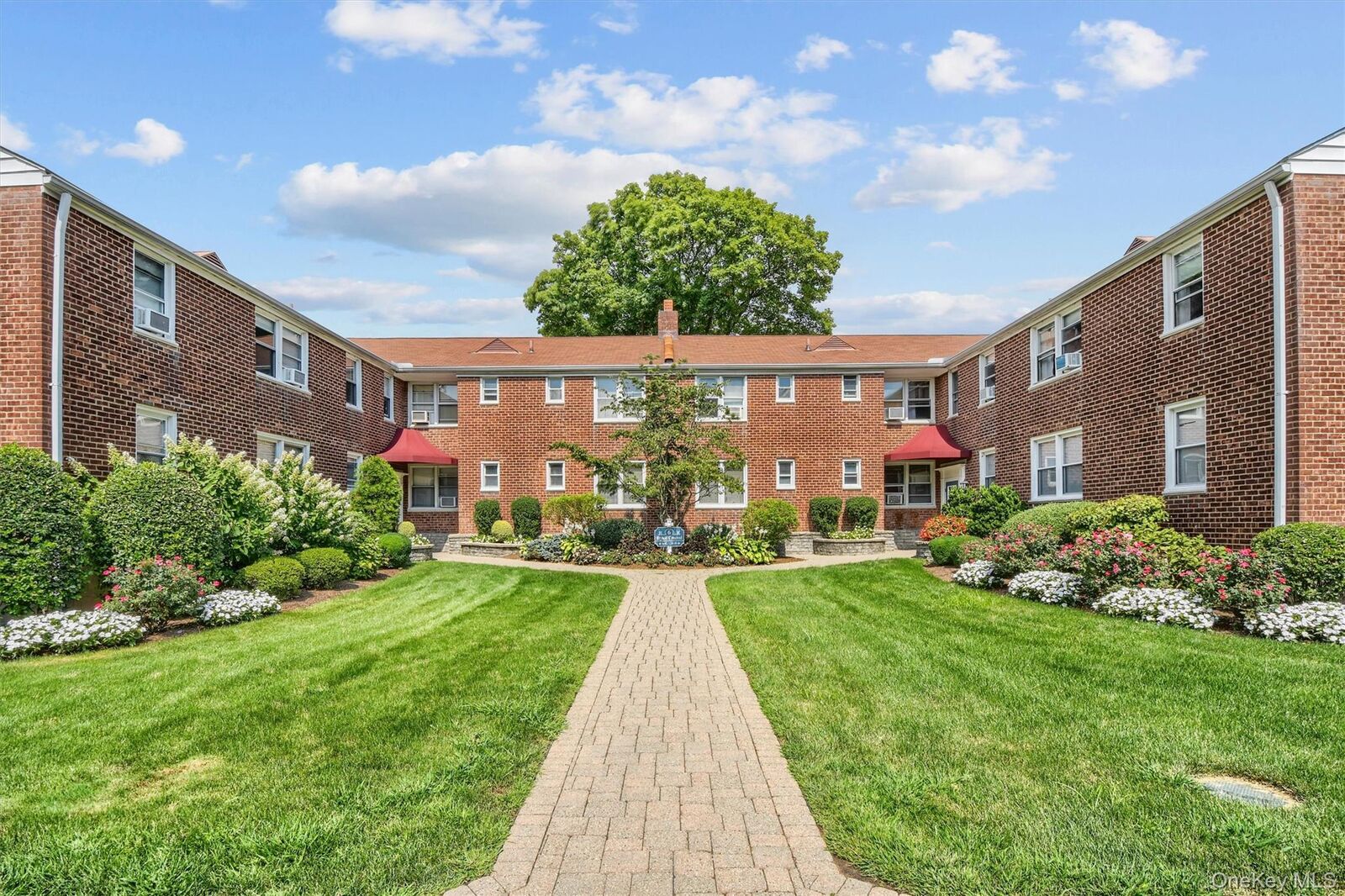 Property Photo: 6 Bryant Crescent 1H NY 10605