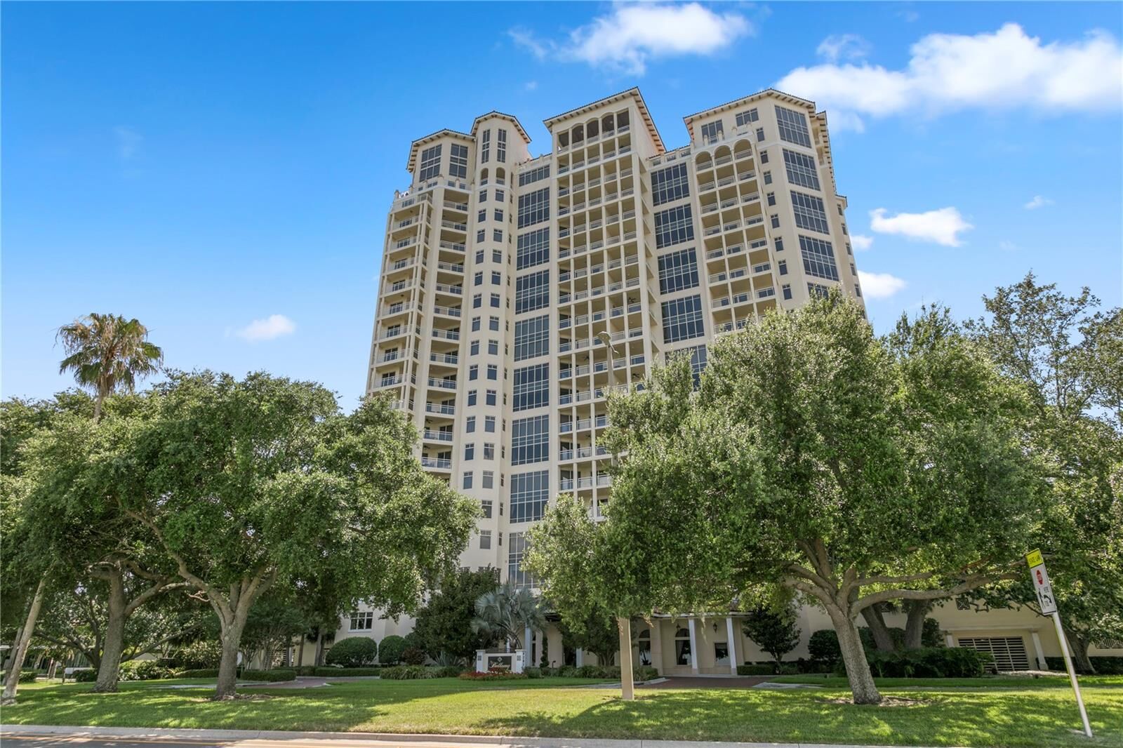 Property Photo:  4201 Bayshore Boulevard 1902  FL 33611 