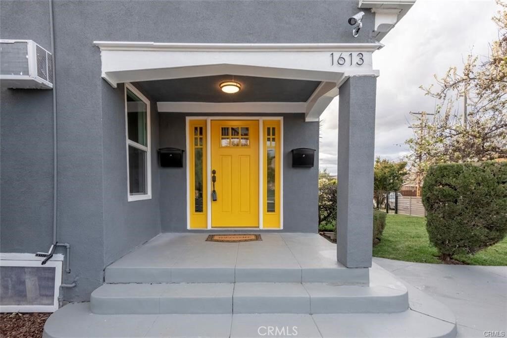 Property Photo: 1613 West Boulevard CA 90019