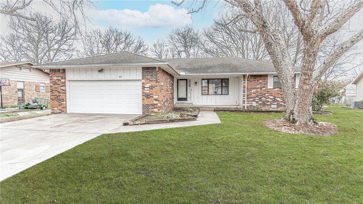 Property Photo: 601 N Valley West Drive AR 72756