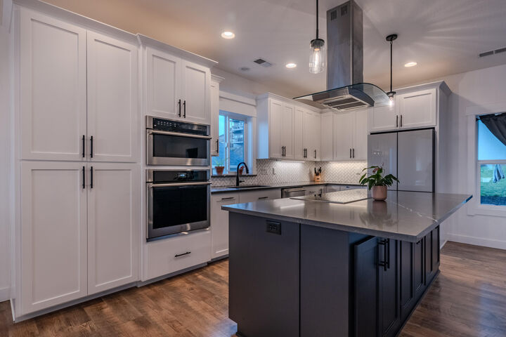 Property Photo:  531 W La Strada Circle  OR 97504 