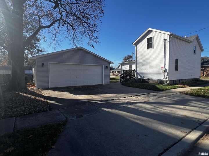 Property Photo:  226 N 4th Avenue  IL 61550 