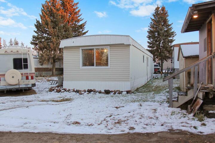 Property Photo: 4504 41 Street 4 AB T4V 4K4